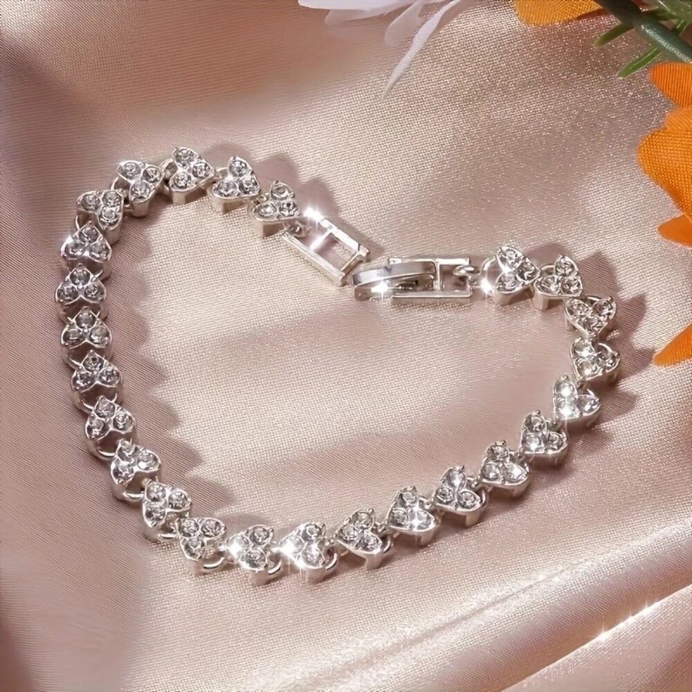 1pc.  Sparkling Heart-shaped Bracelet